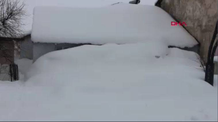 Karlıova’da 25 köy yolu kapandı. Tek katlı evler kara gömüldü - Resim: 11